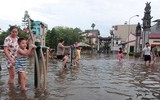 Hà Nội: Sân chơi biến thành 